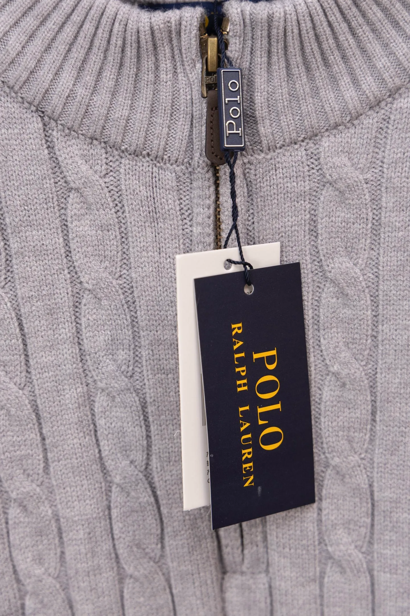 P230 Style No./F187 Rah Lauren classic pony embroidered stand-up collar knitted sweater. Made of 400 cotton gauze fabric with clear lines. The original customized lines are smooth and delicate. Better hand feel. Not easy to deform. Not easy to shrink. Not easy to fade. Maintain long-lasting beauty. Color Gray Black Size S-XL